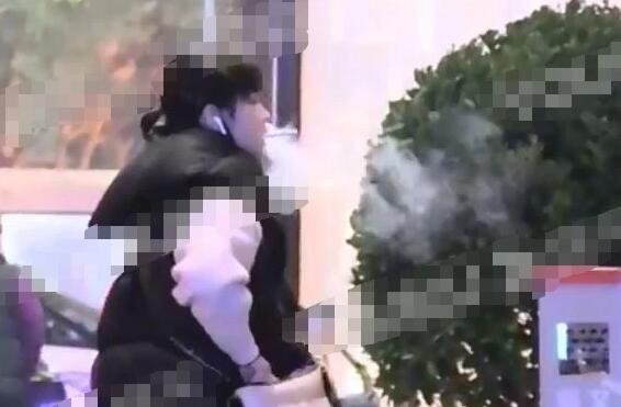 李庚希抽烟被拍,网友纷纷直呼人设要塌