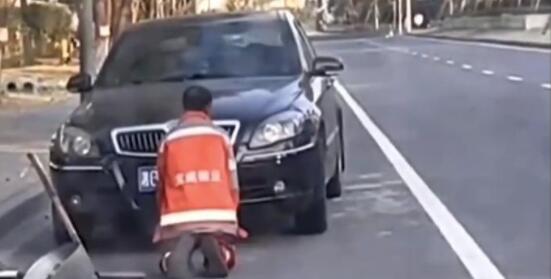 街道办回应环卫大爷在小车前下跪