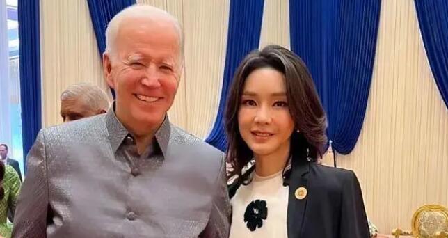 韩第一夫人抱患儿照片被指模仿赫本