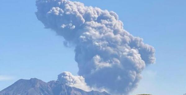 日本火山喷发烟柱高2400米