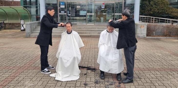 韩国医学院教授削发抗议扩招